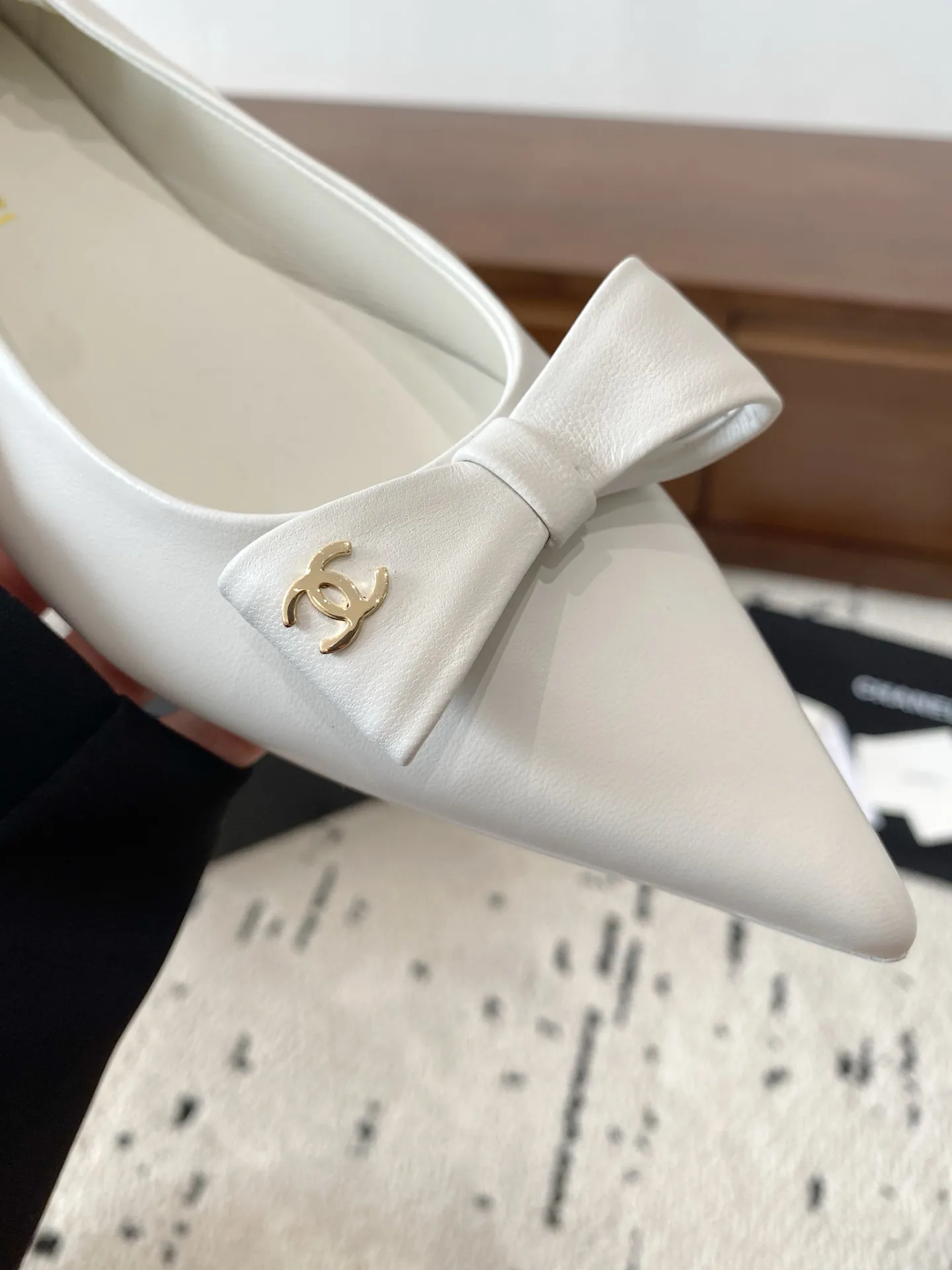 👟👟Ex-factory price 600👟👟 🍀CHANEL25A spring and summer latest bow fashion shoes. Many Internet celebrity fashion bloggers have planted grass. They are high-end and comfortable, matching the skirts of goddesses. Irregular small pointed toes, full of fashion and femininity. The exclusive flat heels of the evening series have completely impressed me throughout the season's lookbook. They are simple and yet detailed, easy to wear and not tiring on the feet. Upper: imported cowhide, lining: mixed sheepskin, sole: Italian genuine leather outsole Size: 35-41 (custom-made 40-41 non-returnable) 👉